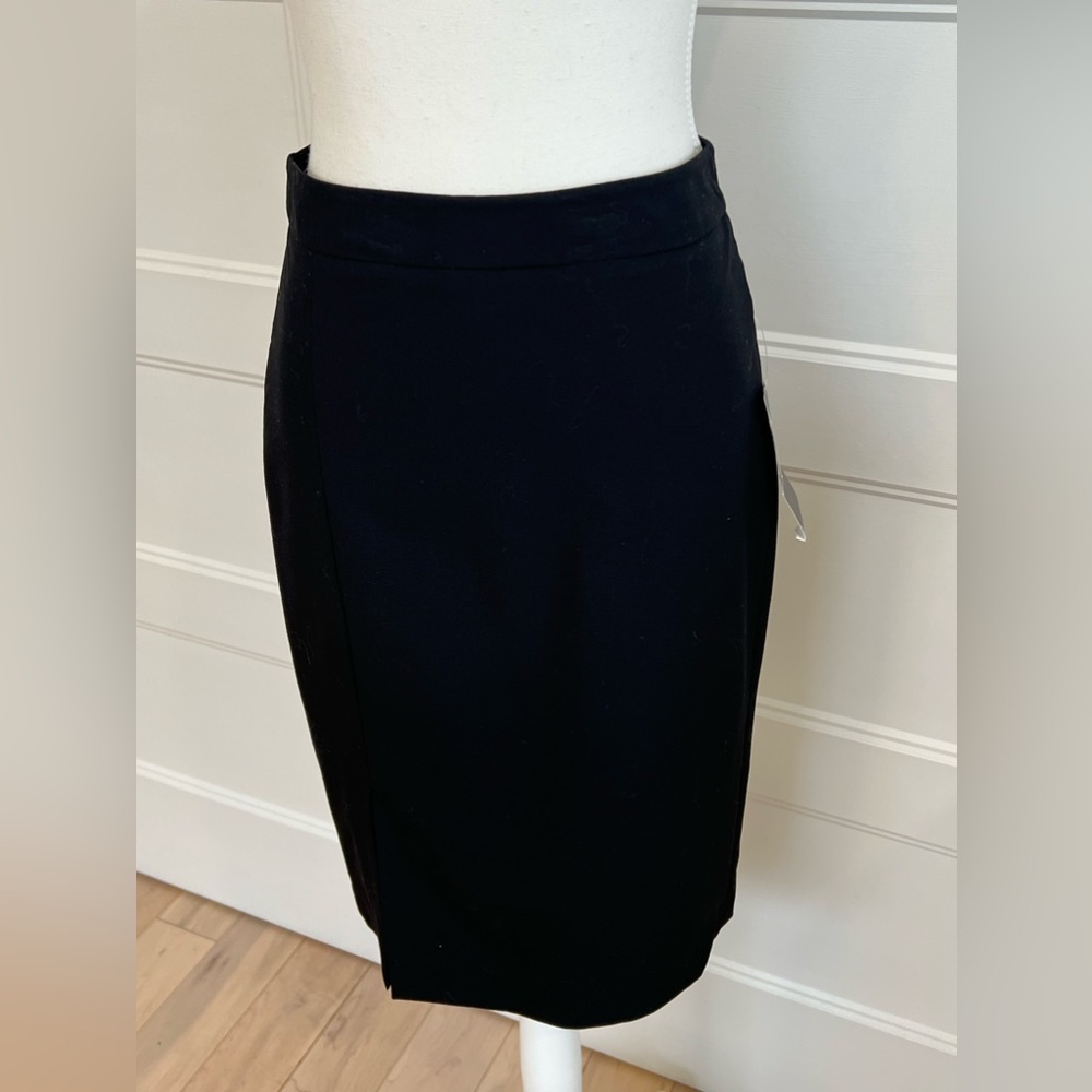 Black skirt front-side slit